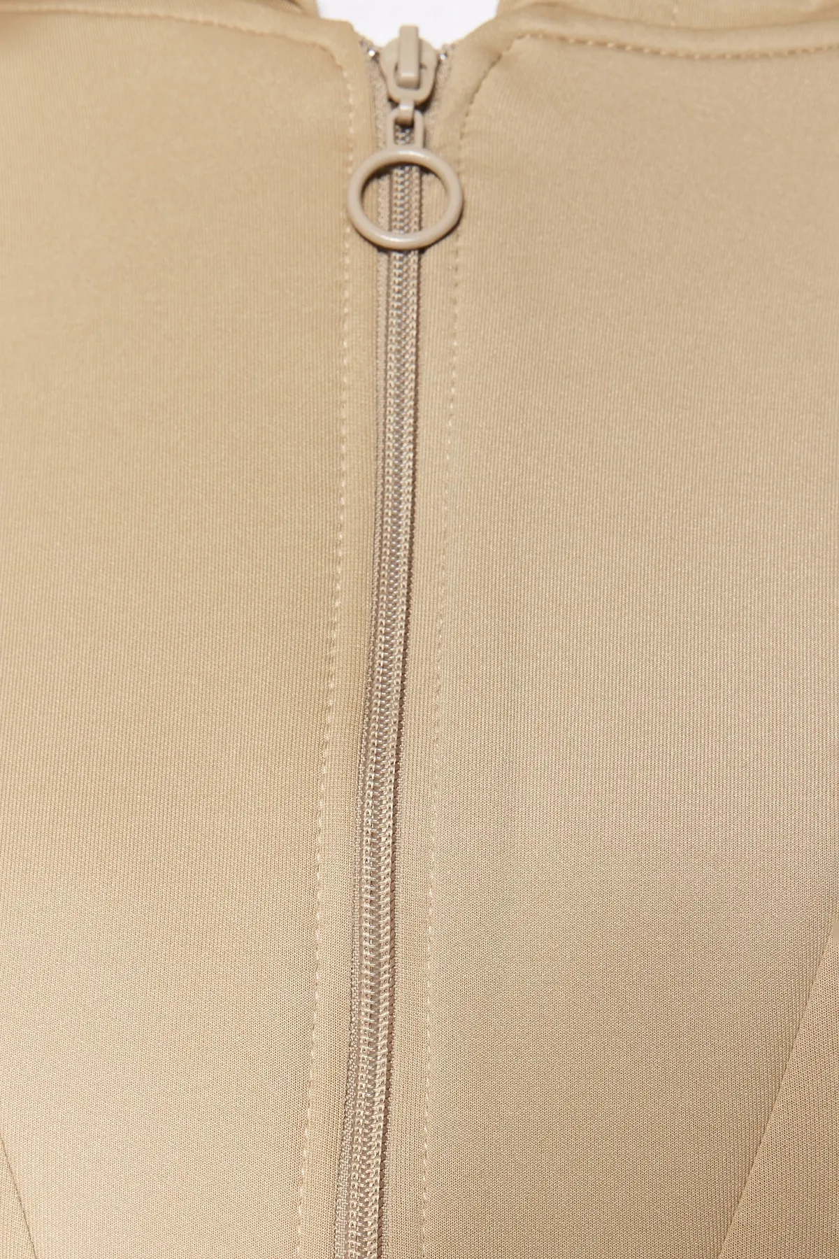 Trendyol Modest  Cremefarbener Trainingsanzug mit Reißverschluss vorne und weicher Struktur aus Scuba-Strick TCTSS23EN00005