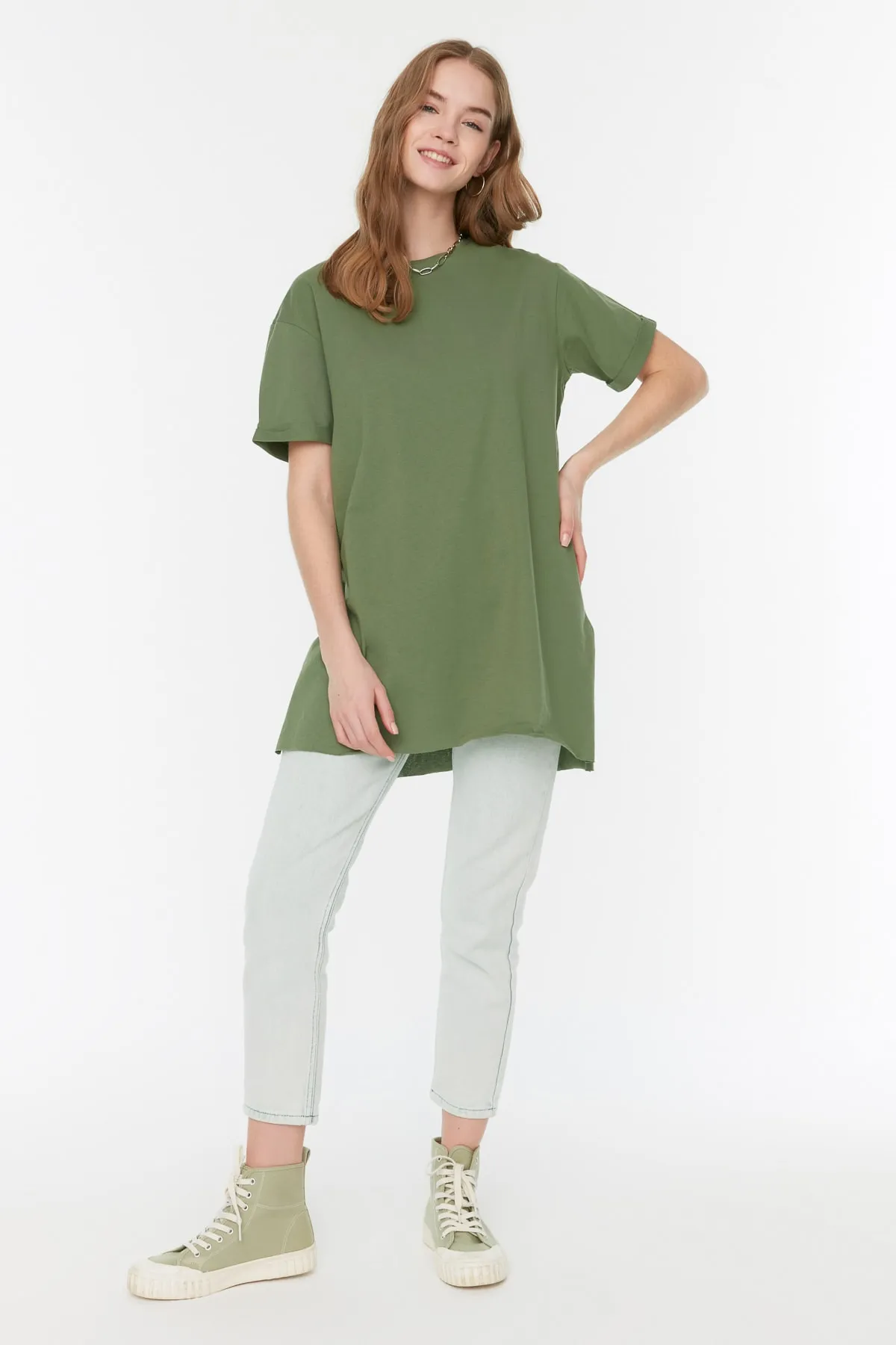 Trendyol Modest  Khakifarbenes Basic-Kurzarm-Single-Jersey-T-Shirt mit Schlitz aus 100 % Baumwolle TCTSS21TN0056
