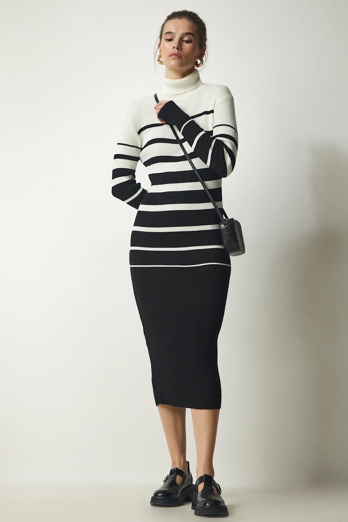 Happiness İstanbul  Ecru-schwarzes Rollkragenpullover aus gestreiftem Cord-Strickkleid für Damen DD01264