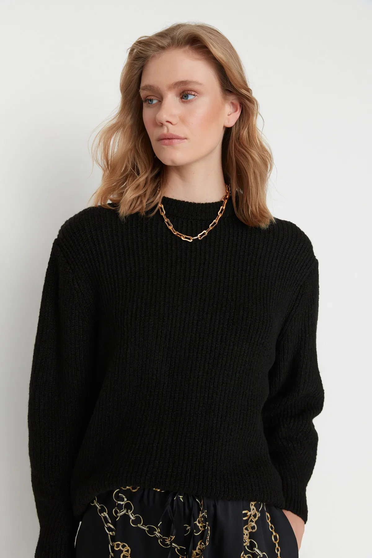 Trendyol Collection  Schwarzer, weich strukturierter Basic-Strickpullover mit weiter Passform TWOAW20FV0142