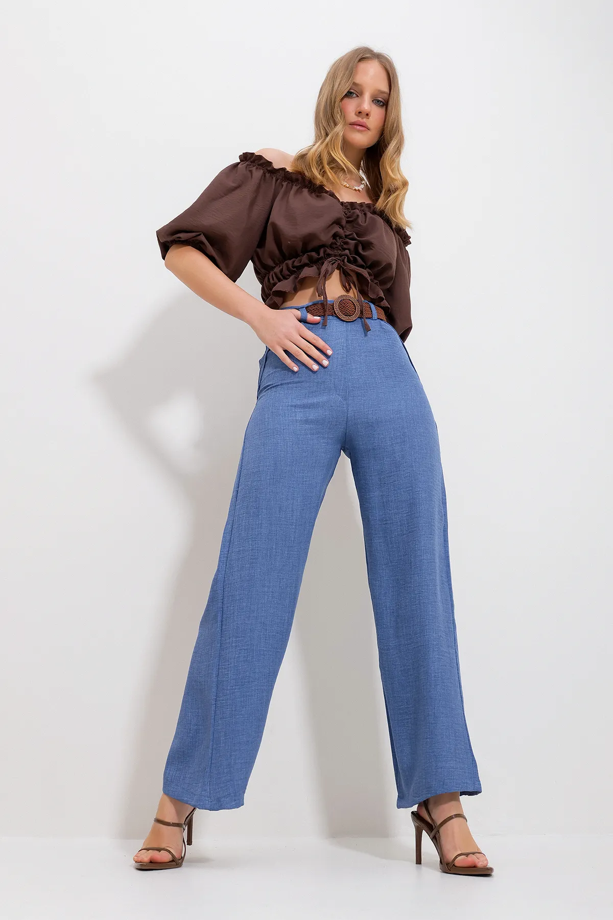 Trend Alaçatı Stili  Dunkelblaue Webhose mit hoher Taille für Damen mit Gürtel und verstecktem Reißverschluss an der Seite ALC-X11881