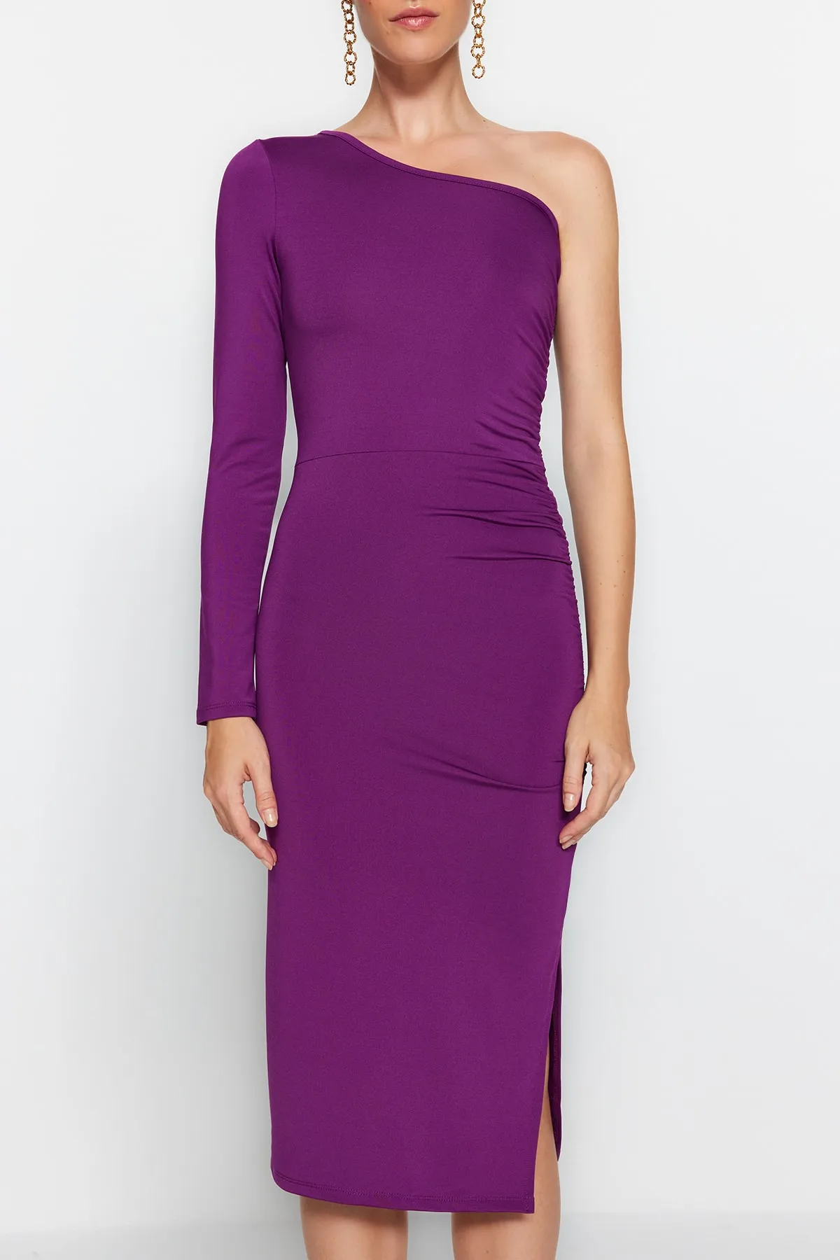 Trendyol Collection  Lilafarbenes Midi-Strickkleid mit asymmetrischem Kragen und einem Ärmel, gerafft und figurbetont TWOAW24EL00172