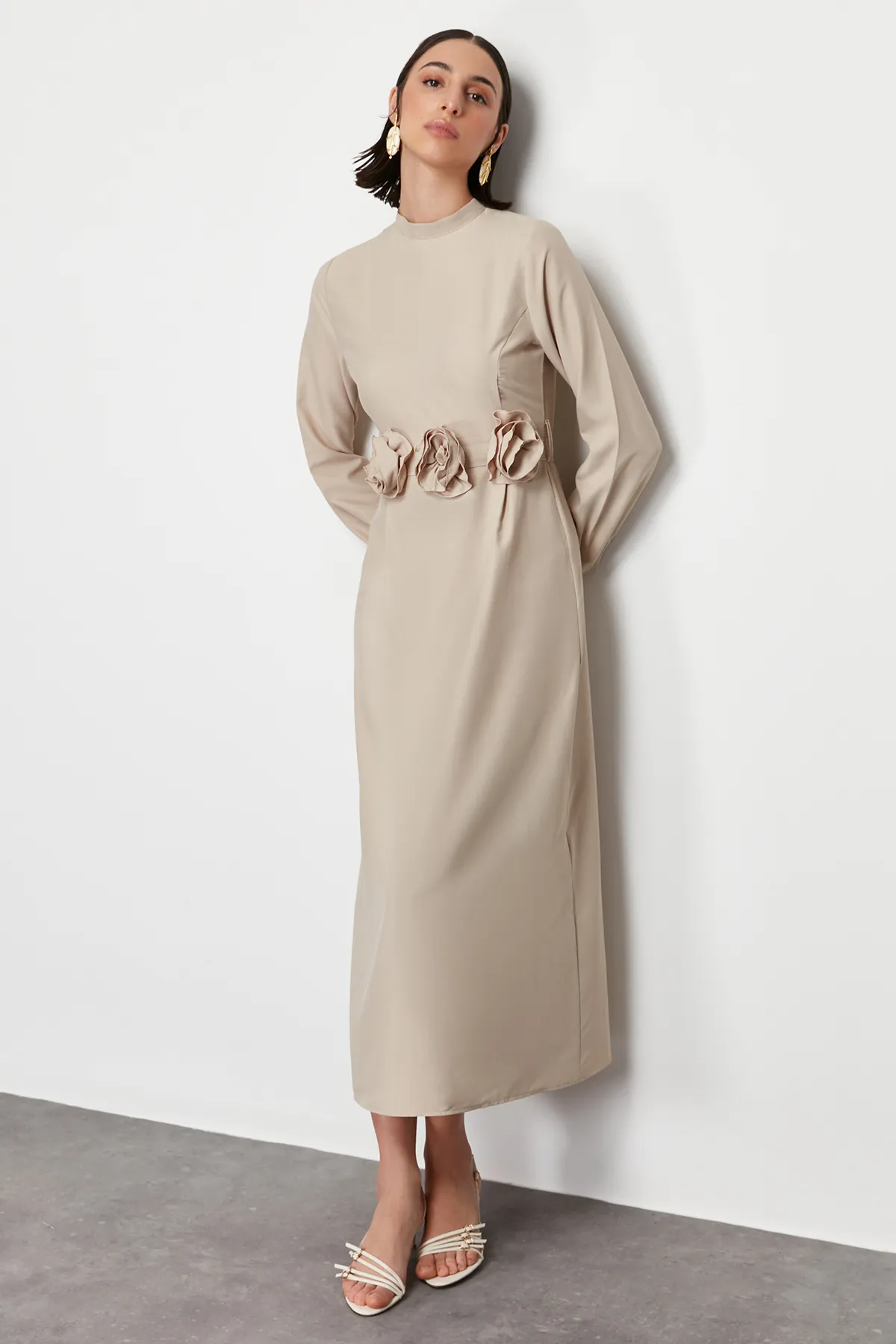 Trendyol Modest  Nerzfarbenes, gewebtes Satinkleid mit Gürtel und Rosendetail TCTSS24EB00177