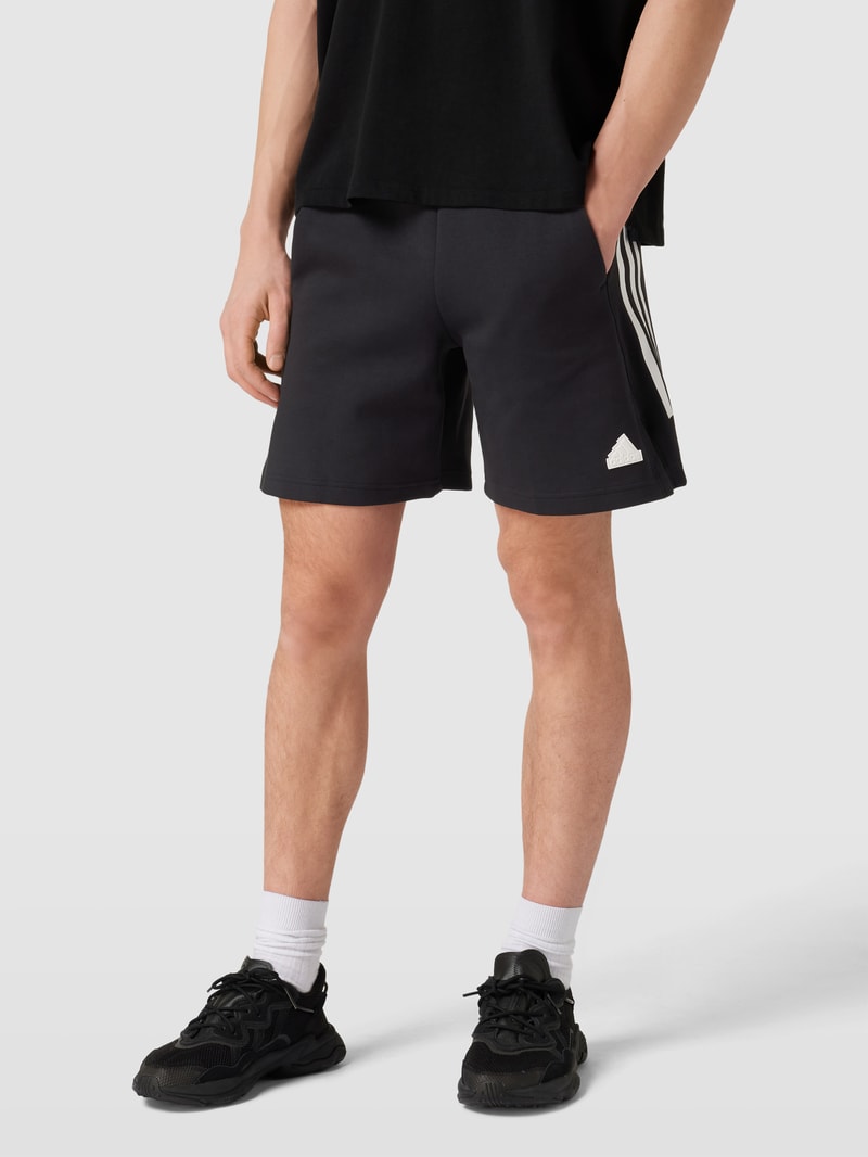 Sweatshorts mit Label-Print in schwarz