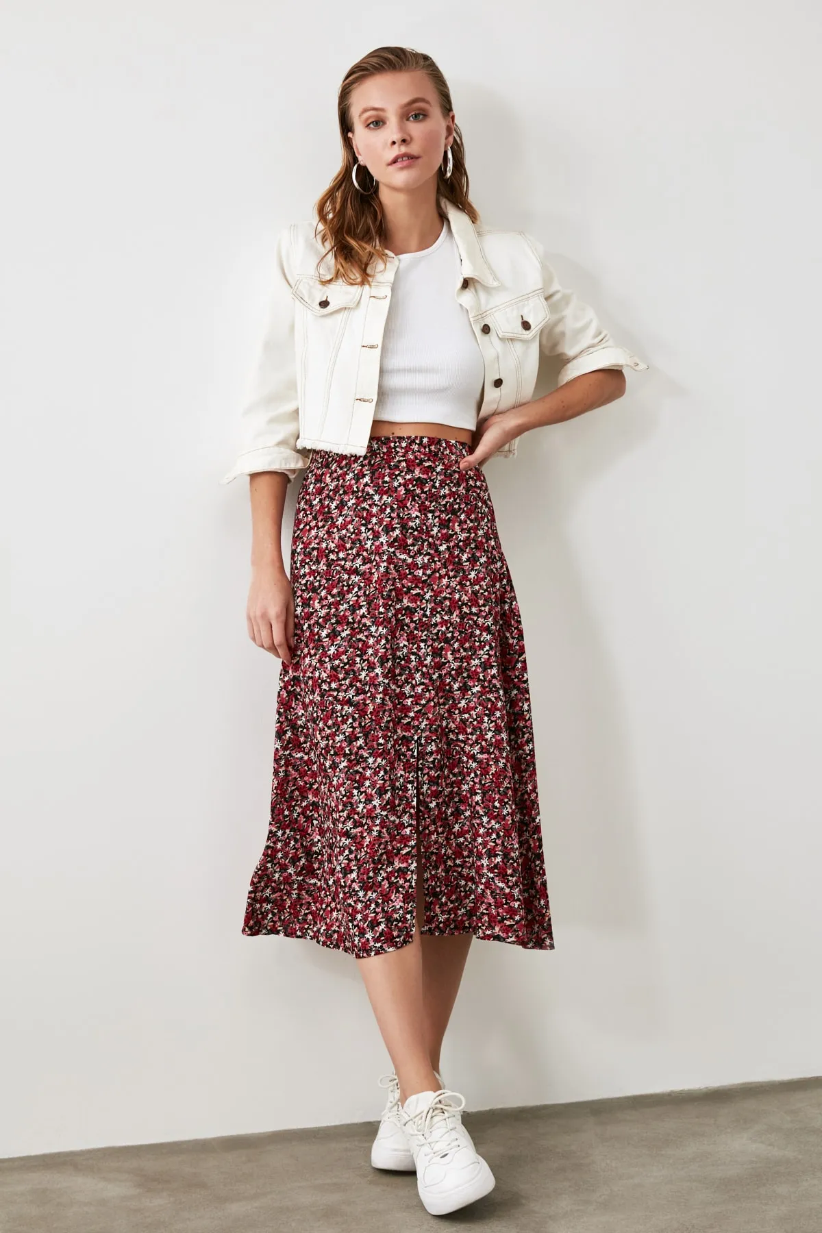 Trendyol Collection  Mehrfarbiger Midirock aus Viskosestoff mit Schlitzdetail und Blumenmuster TWOSS20ET0230