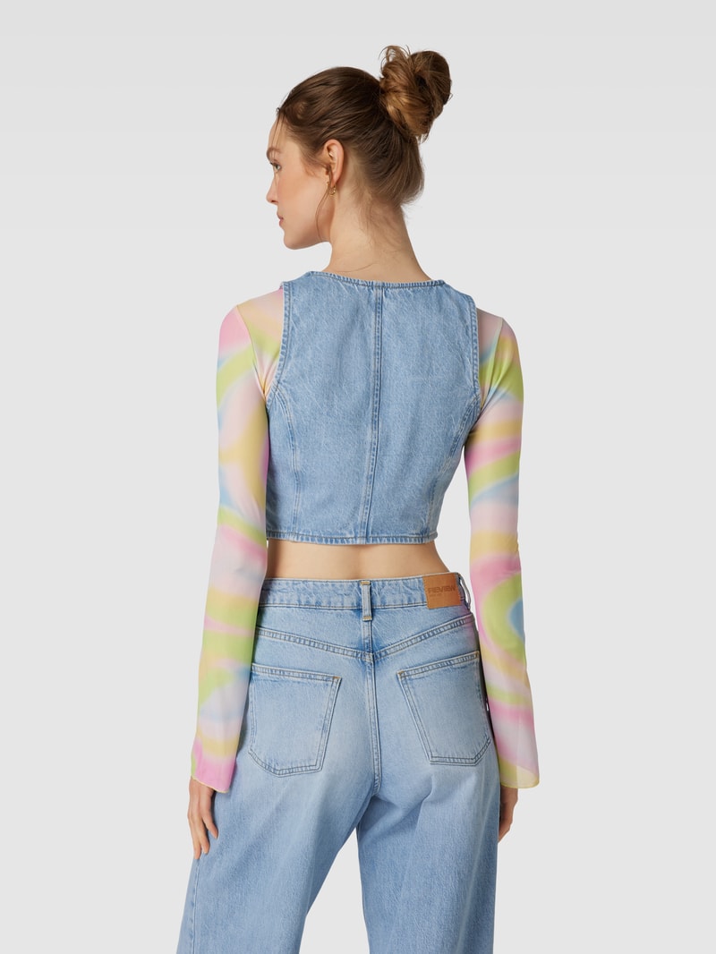 Jeansweste mit Ziernähten in hellblau