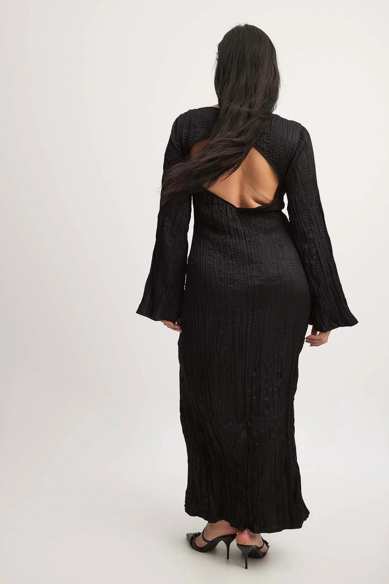 Maxikleid in Knitteroptik mit langen Ärmeln und offenem Rücken