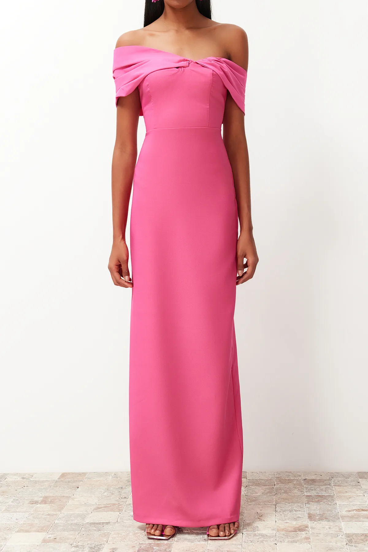 Trendyol Collection  Rosafarbenes, figurbetontes, asymmetrisches Popeline-Abendkleid mit detailliertem Kragen TPRSS24AE00084