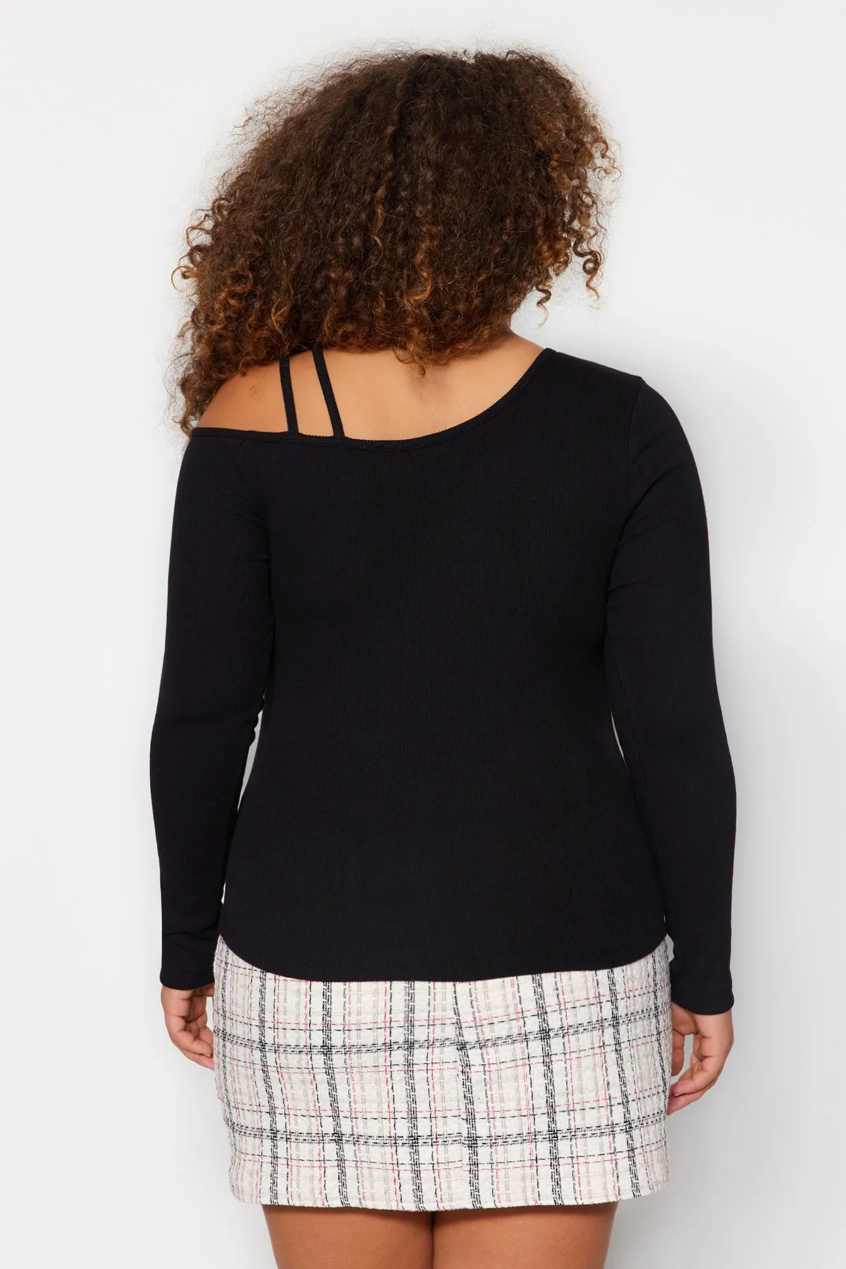 Trendyol Curve  Schwarze gerippte Strickbluse mit asymmetrischem Kragen TBBAW24AF00014