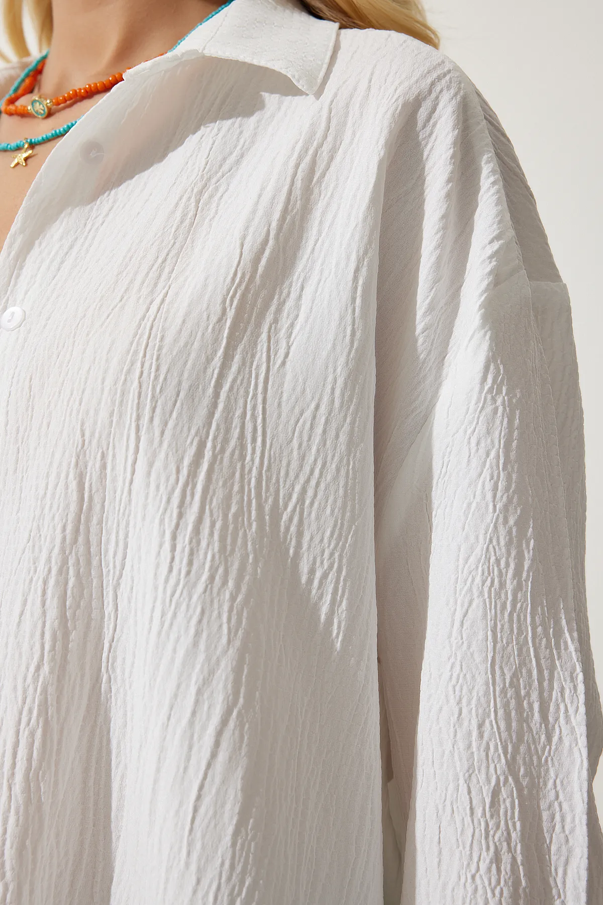Happiness İstanbul  Weißes Oversize-Crinkle-Hemd für Damen WF00052