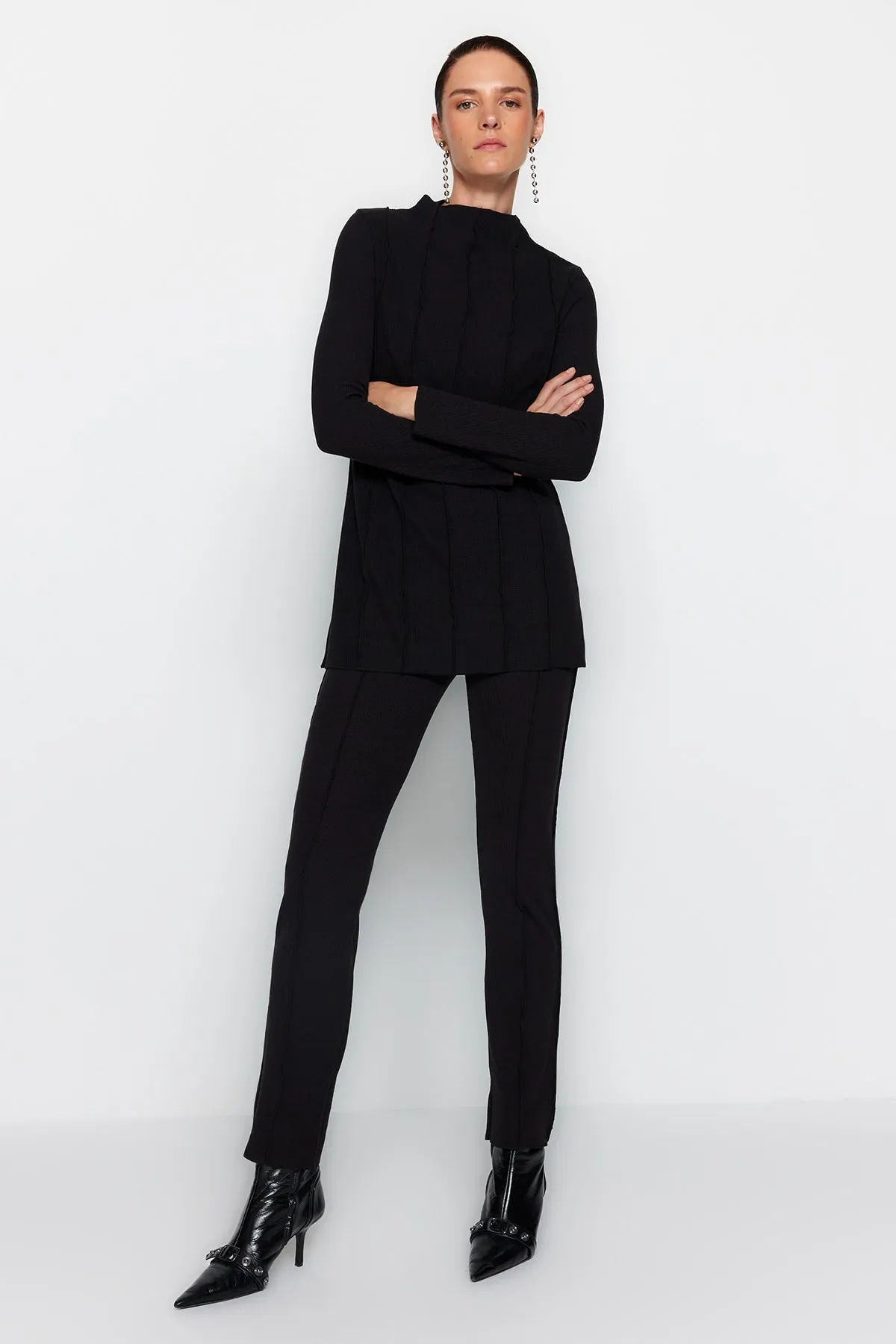 Trendyol Modest  Schwarzes Set aus Bluse, Hose und Oberteil mit geripptem Detail aus Strick TCTAW24US00082