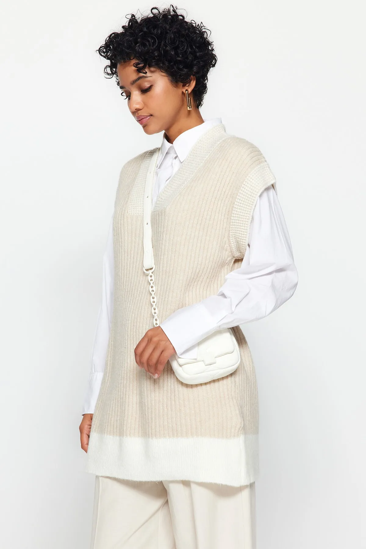 Trendyol Modest  Steinfarbener Thessaloniki-Strickpullover mit V-Ausschnitt und Blockfarben TCTAW24UV00000