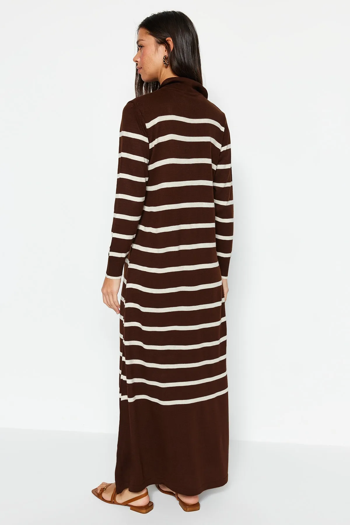 Trendyol Modest  Braunes gestreiftes Strickkleid mit Polokragen TCTAW22EB02122