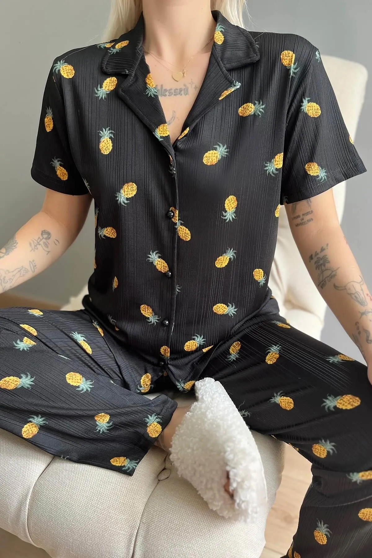 Pijamaevi  Kurzarm-Damenpyjama mit Ananasmuster und gestrickter Vorderseite mit Knöpfen