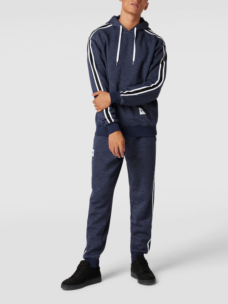 Hoodie mit Label-Patch in marineblau