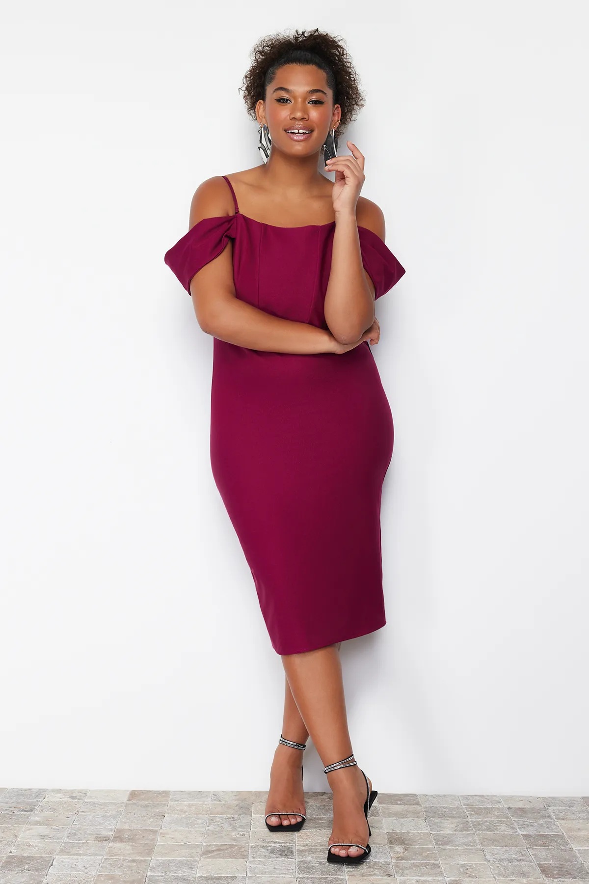 Trendyol Curve  Lilafarbenes, schlichtes, figurbetontes Midi-Gewebekleid in Übergröße TBBSS24AH00000