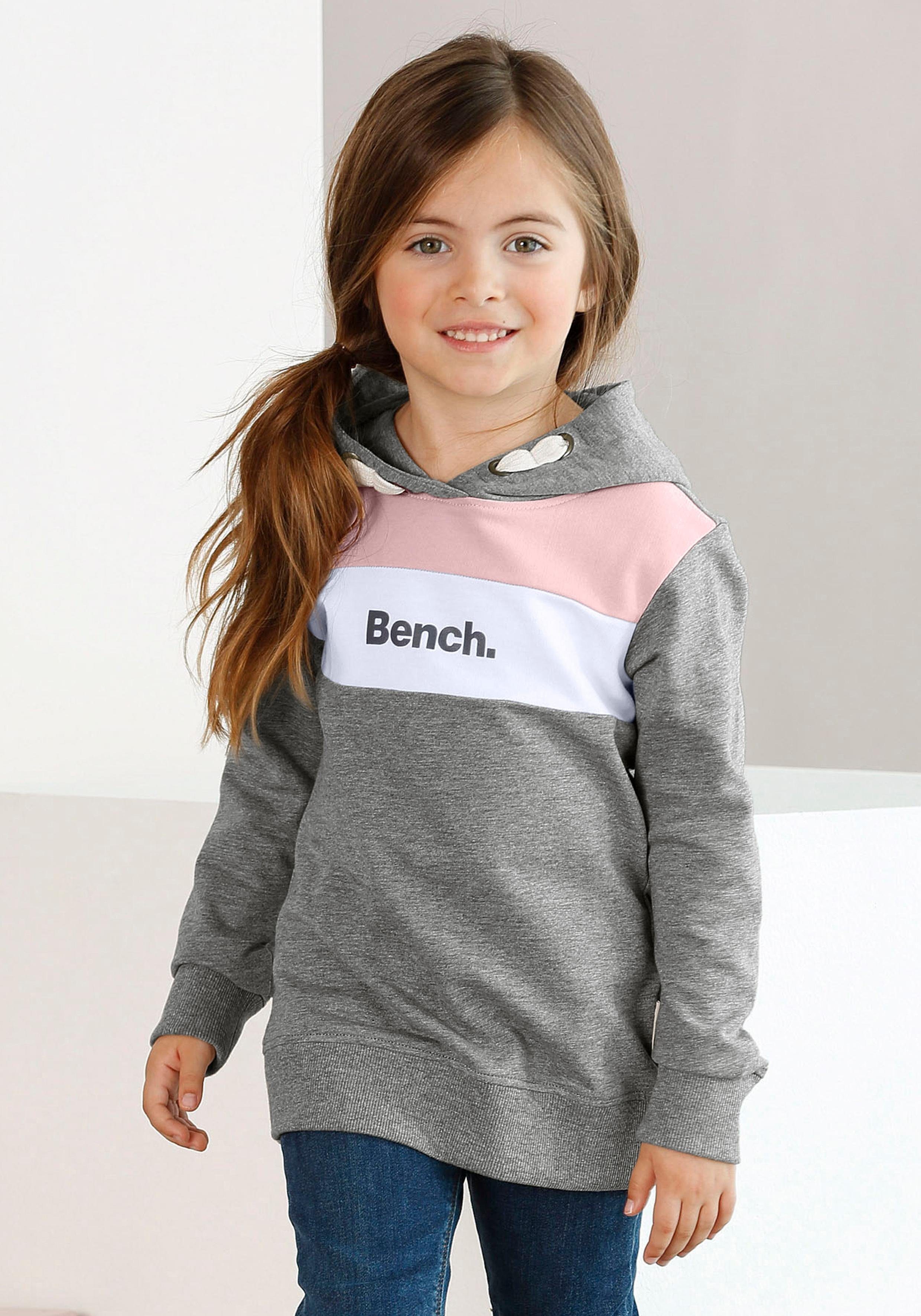 Bench. Kapuzensweatshirt mit kontrastfarbenen Einsätzen