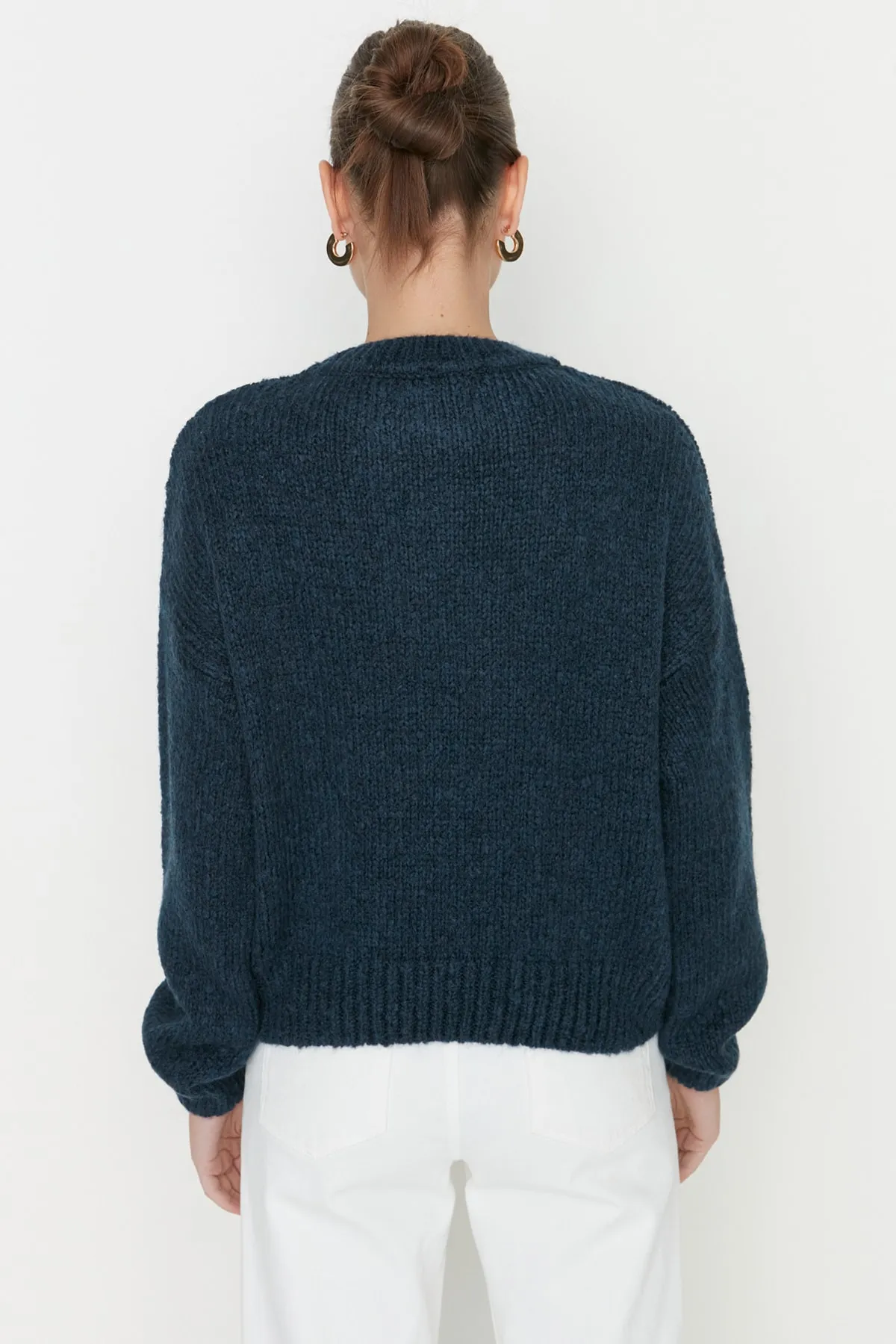 Trendyol Collection  Blauer, weich strukturierter Basic-Strickpullover mit weiter Passform TWOAW23KZ00185
