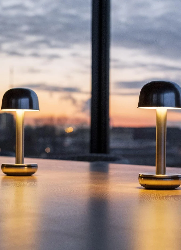 Dwie przenośne aluminiowe lampy stołowe LED