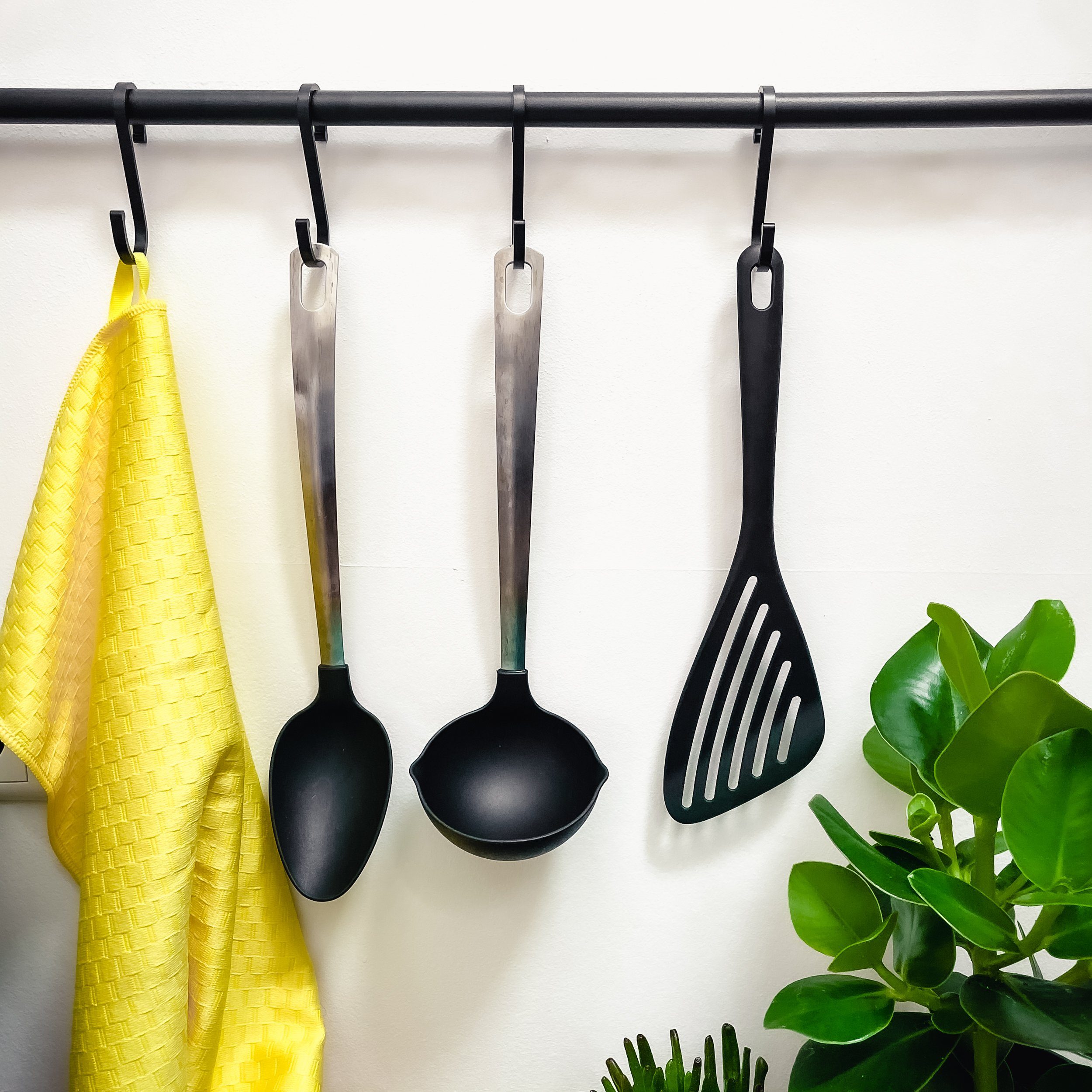 Praknu Wandhaken 12 S Haken Schwarz Flach 8cm, Küche, Badezimmer, Terrasse, Balkon, Keller, Werkstatt, Garage, (Set, 12-St., 12 schwarze flache S-Haken / Hängehaken ca. 8 cm für den professionellen Einsatz), bis 25kg Belastbar - Rostfreie S-Haken zum