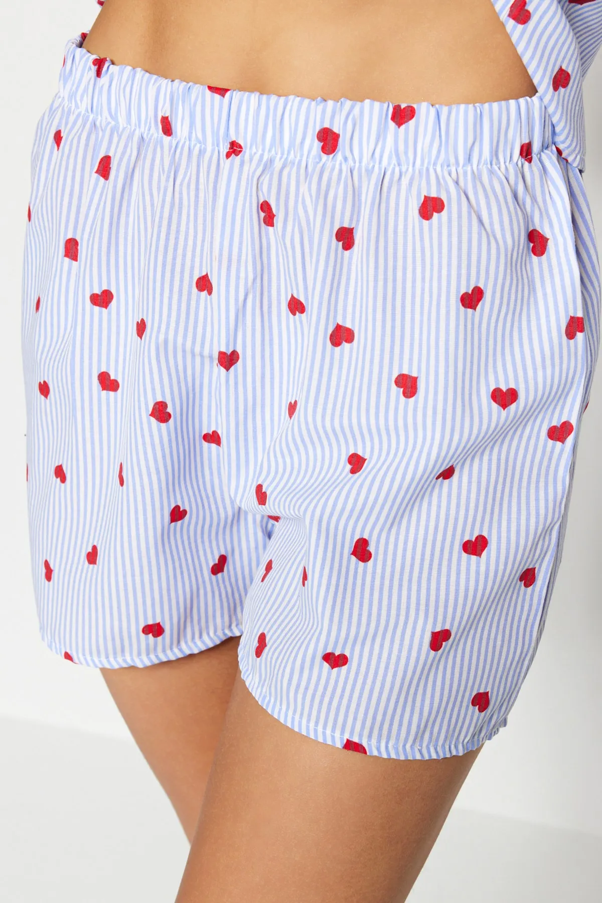 Trendyol Collection  Blau gestreiftes Pyjama-Set aus Viskosegewebe mit Herzmuster THMSS22PT0091