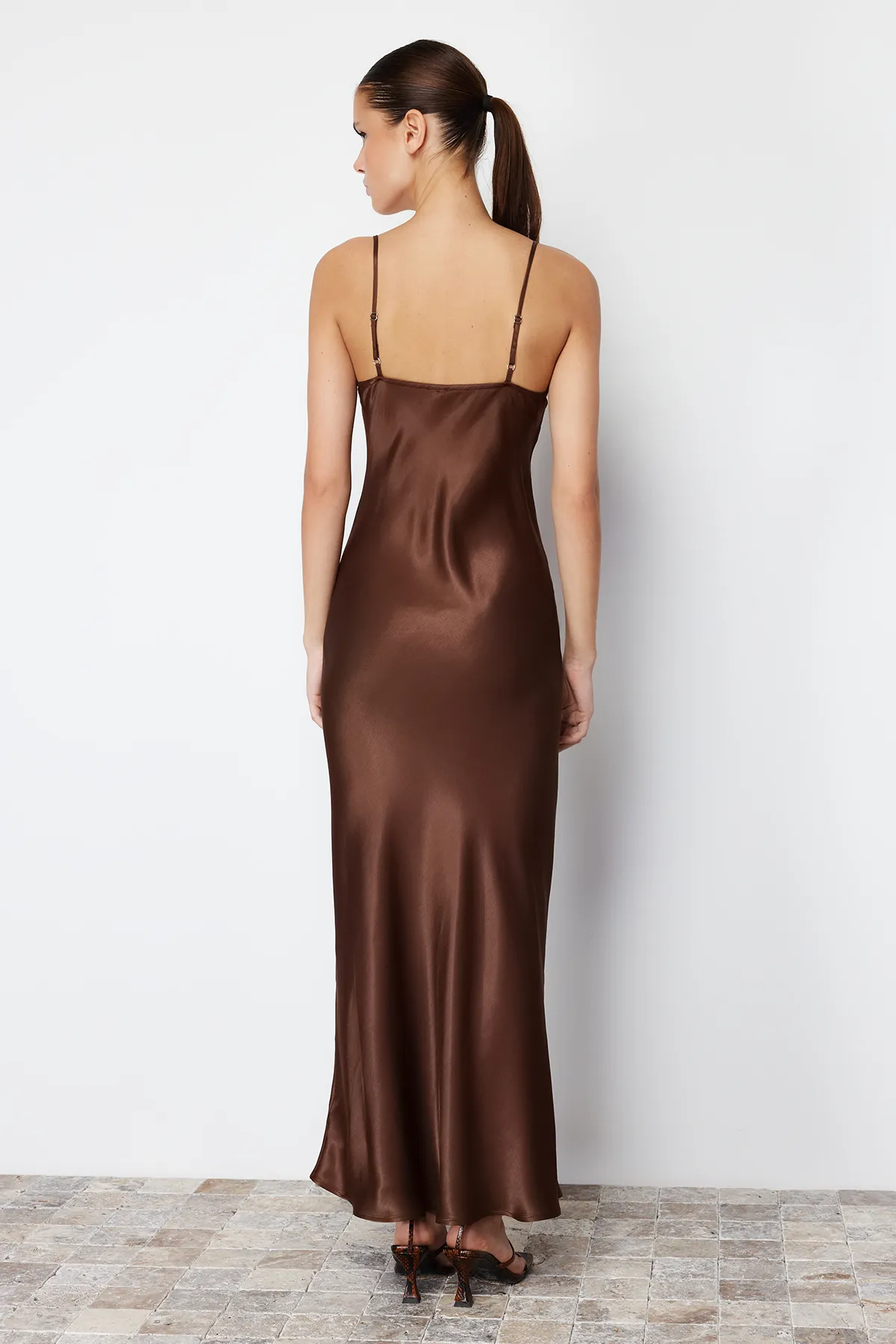 Trendyol Collection  Braunes, gerade geschnittenes Maxi-Webkleid mit Trägern TWOSS24EL00163