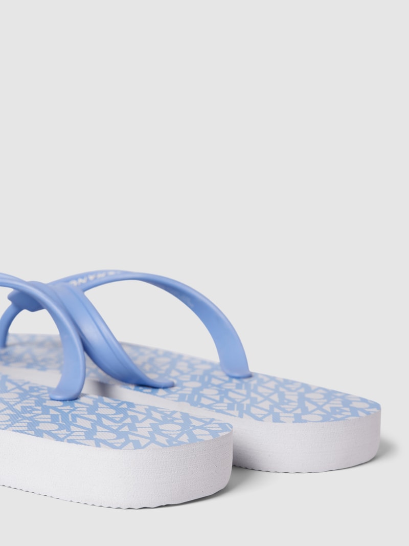 Zehentrenner mit Label-Details in hellblau