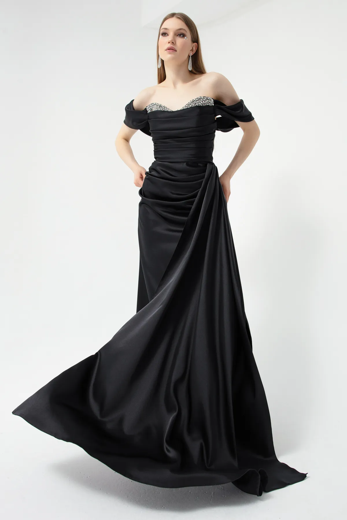 Lafaba  Schwarzes langes Satin-Abendkleid für Damen mit U-Boot-Ausschnitt und Schlitz