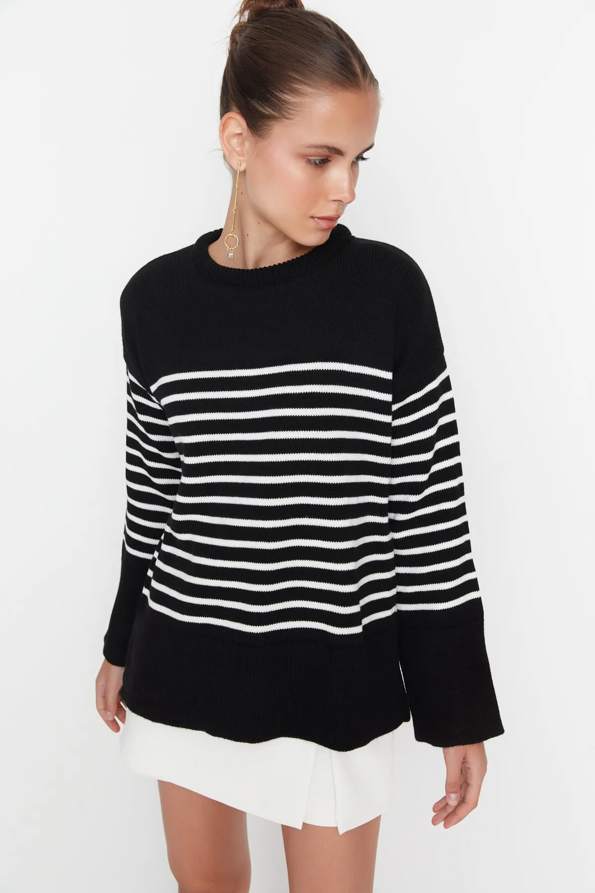 Trendyol Collection  Schwarzer, übergroßer, gestreifter Strickpullover TWOAW23KZ01031