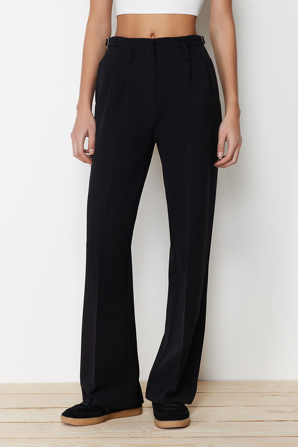 Trendyol Collection  Schwarze gerade geschnittene Webhose mit Gürtelschnallen-Detail hinten TWOSS24PL00068