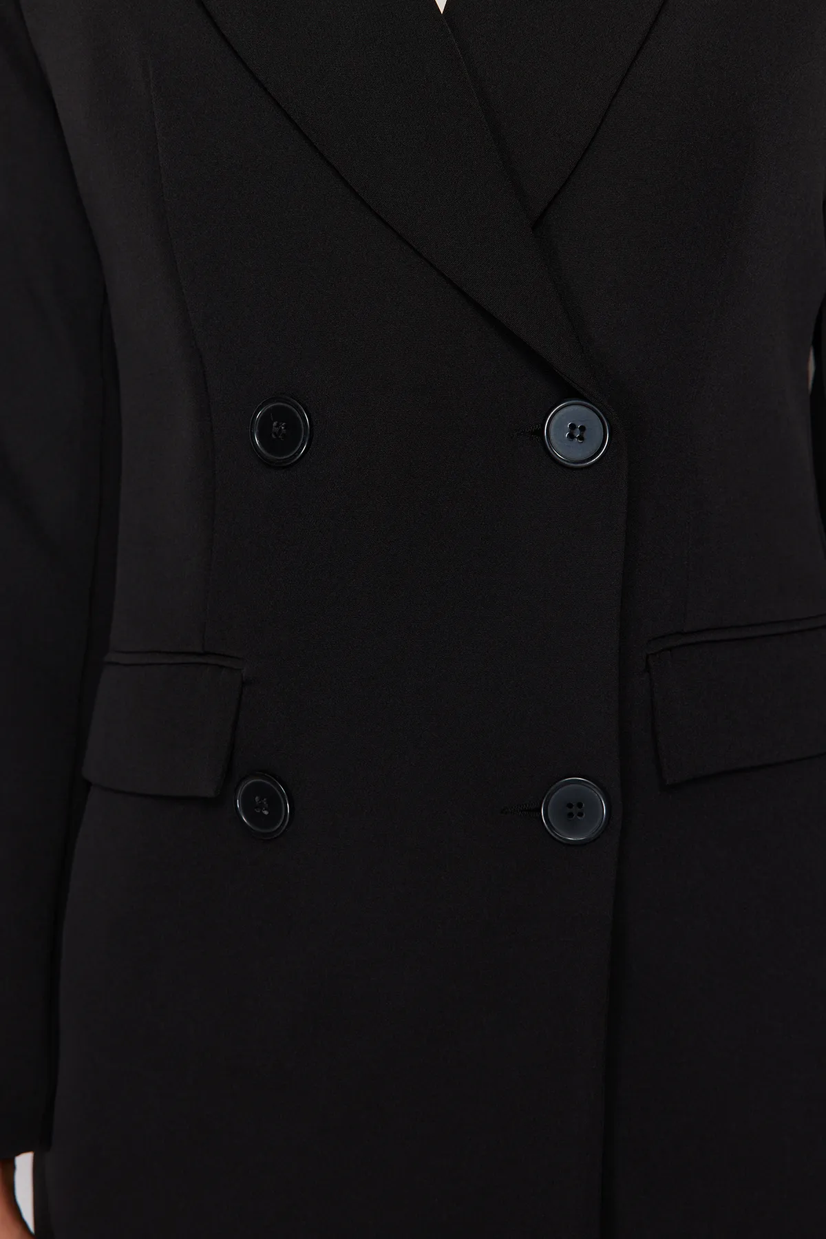 Trendyol Modest  Schwarzer Blazer aus Webstoff mit doppelter Knopftasche und detailliertem Futter TCTAW22CK0007