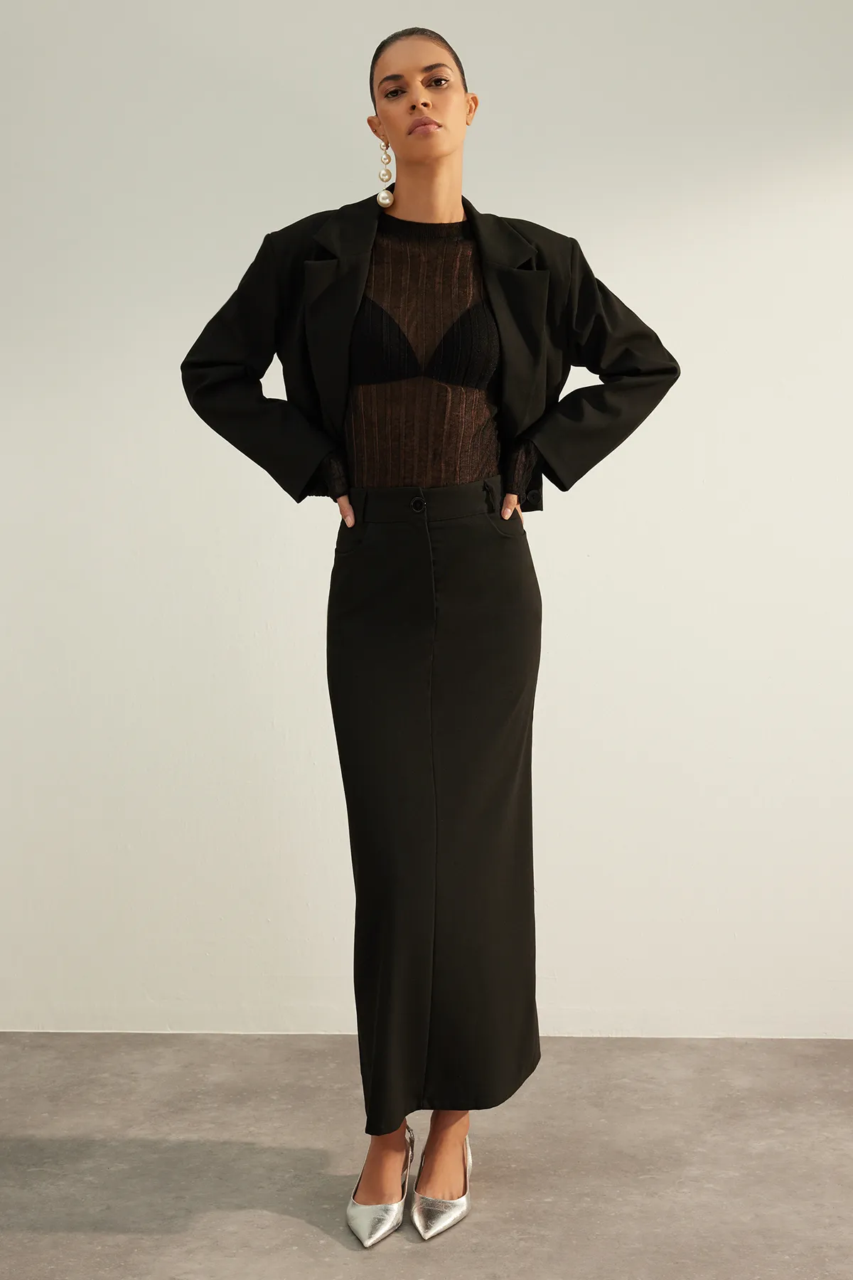 Trendyol Collection  Schwarzer, hochwertiger, hochwertiger Midi-Webrock mit hoher Taille und Schlitzdetail hinten TWOAW24ET00106
