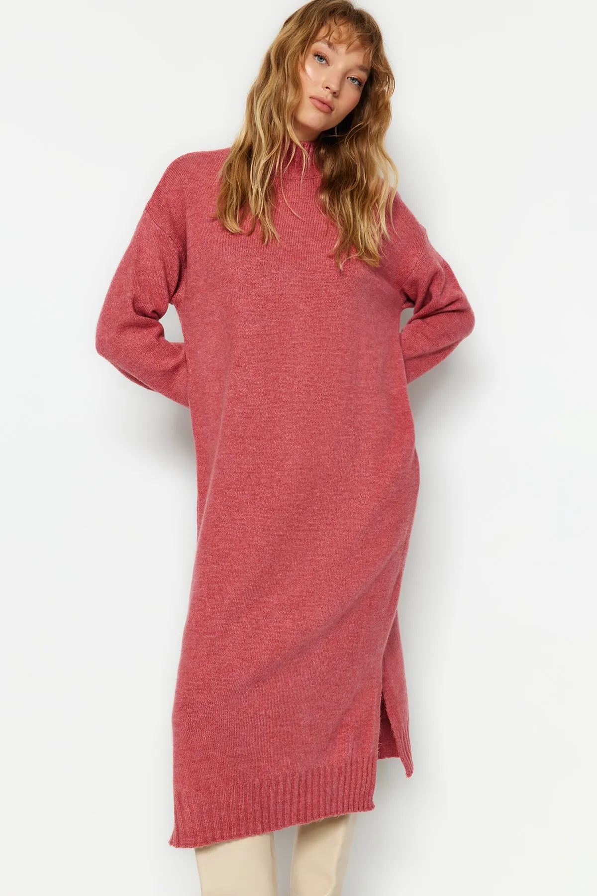 Trendyol Collection  Dusty Rose Wide Fit Midi-Strickkleid mit weicher Struktur und hohem Kragen TWOAW23EL0005