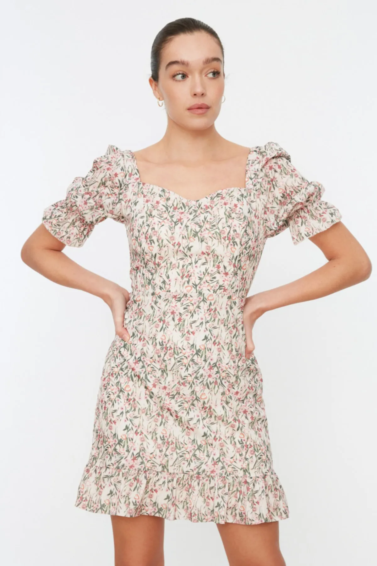Trendyol Collection  Steinbetontes, gewebtes, gefüttertes, gewebtes Kleid mit Blumenmuster TWOSS21EL0864