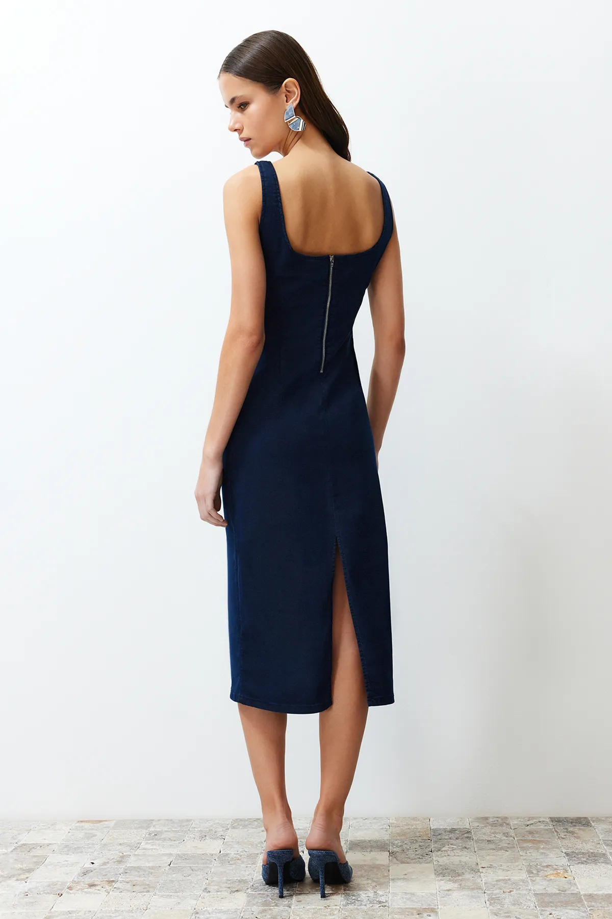 Trendyol Collection  Dunkelblaues Denim-Midikleid mit detaillierten Nähten TWOSS24EL00380