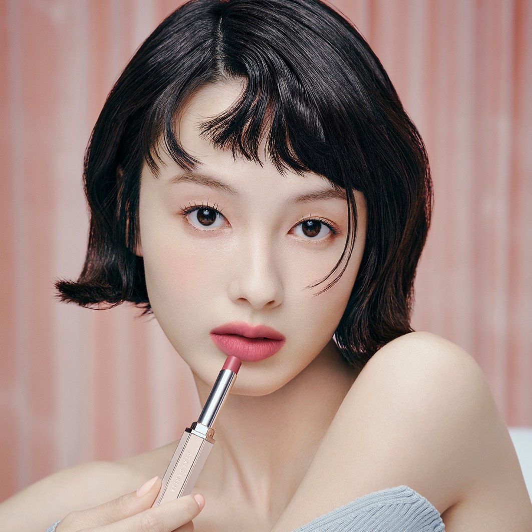 „Dear Dahlia“ lūpų dažai „Allure Sheer Velvet“