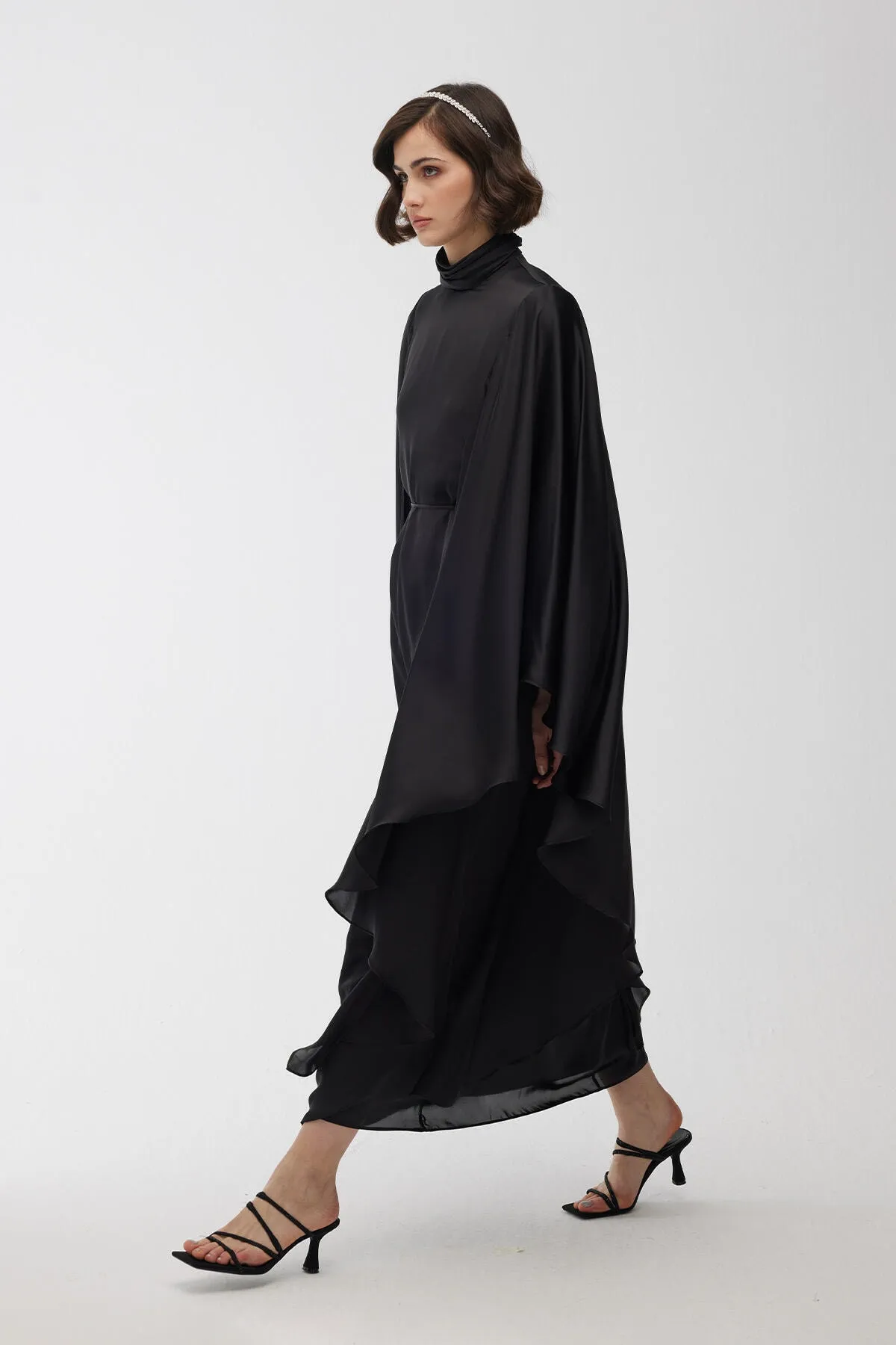 Manuka  Satin-Cape-Abendkleid Schwarz