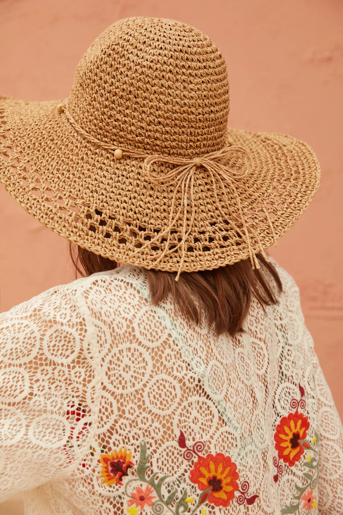 Penti  Weißer Kimono mit Blumenstickereien auf der Rückseite und Spitzenstickereien