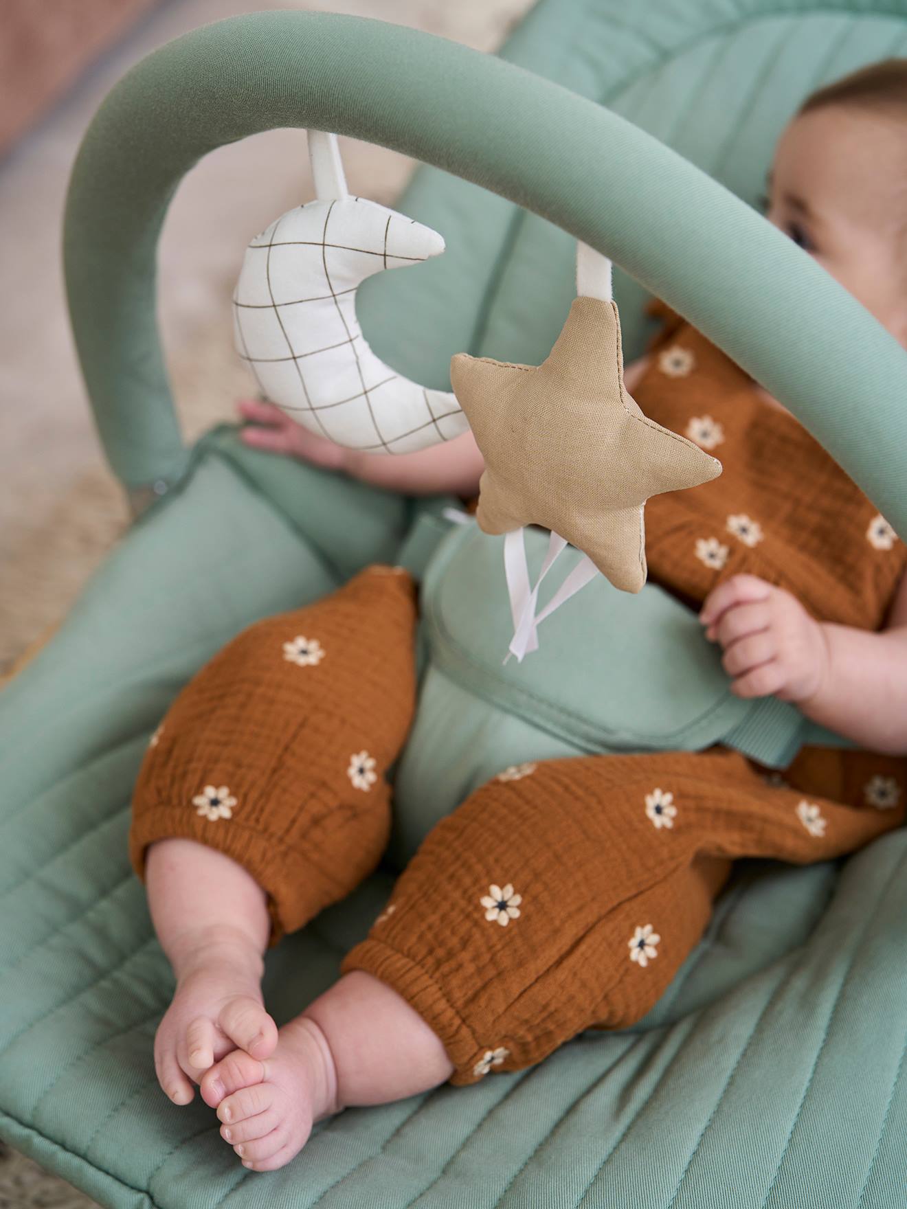 Vertbaudet Babywippe mit Spielbogen BABYDREAM - senfgelb