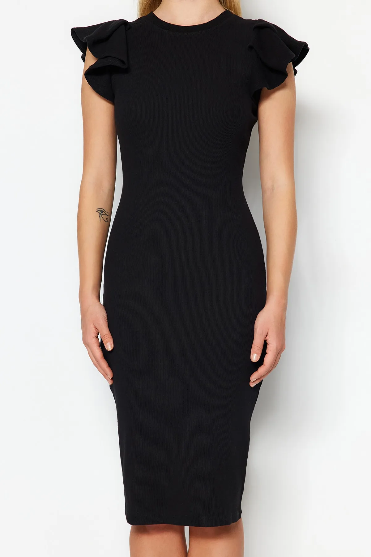 Trendyol Collection  Schwarzes, figurbetontes Midi-Bleistiftkleid aus flexiblem Strick mit gerippten Ärmeln und Volant TWOSS23EL01708