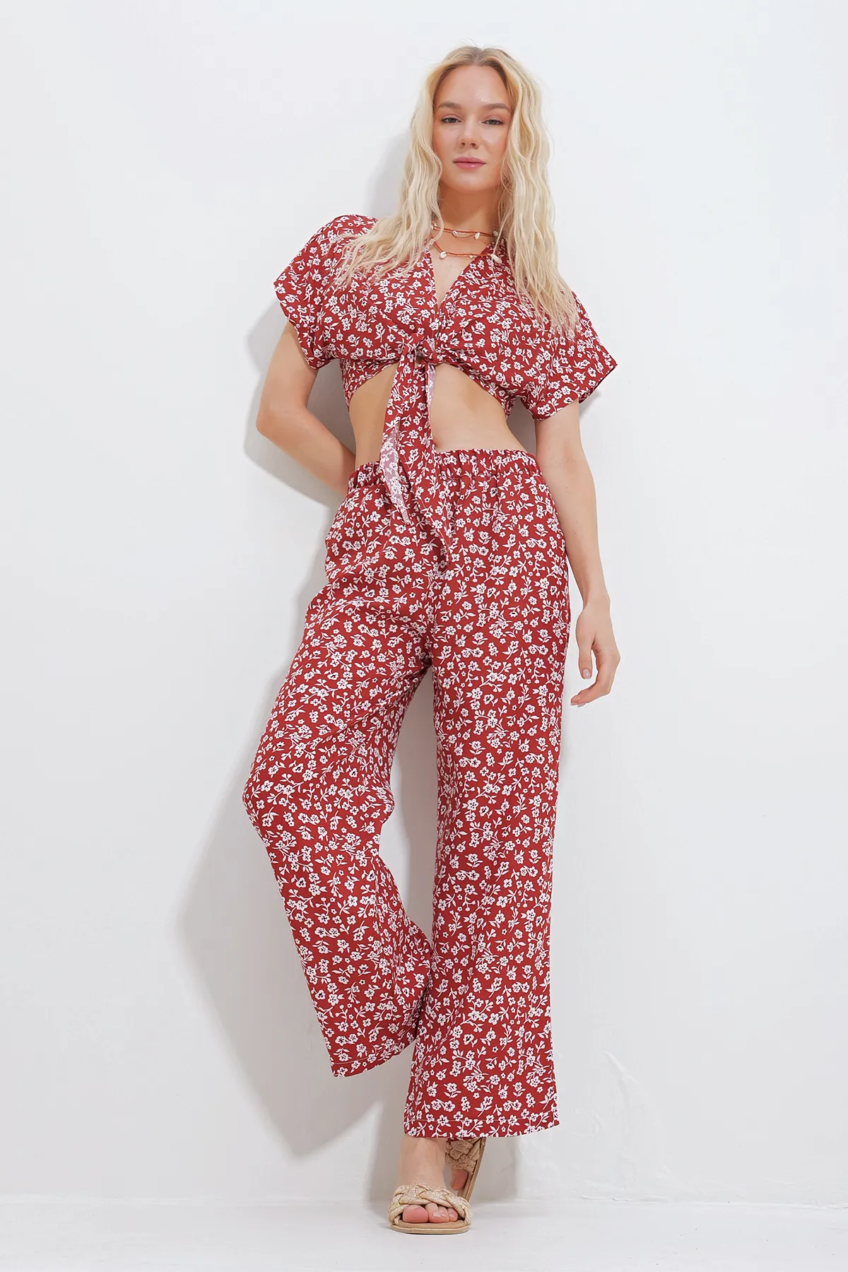 Trend Alaçatı Stili  Damen-Set mit gemusterter, gebundener Crop-Bluse und Hosen mit Taschen, unten und oben, gewebt, Alc-X11745