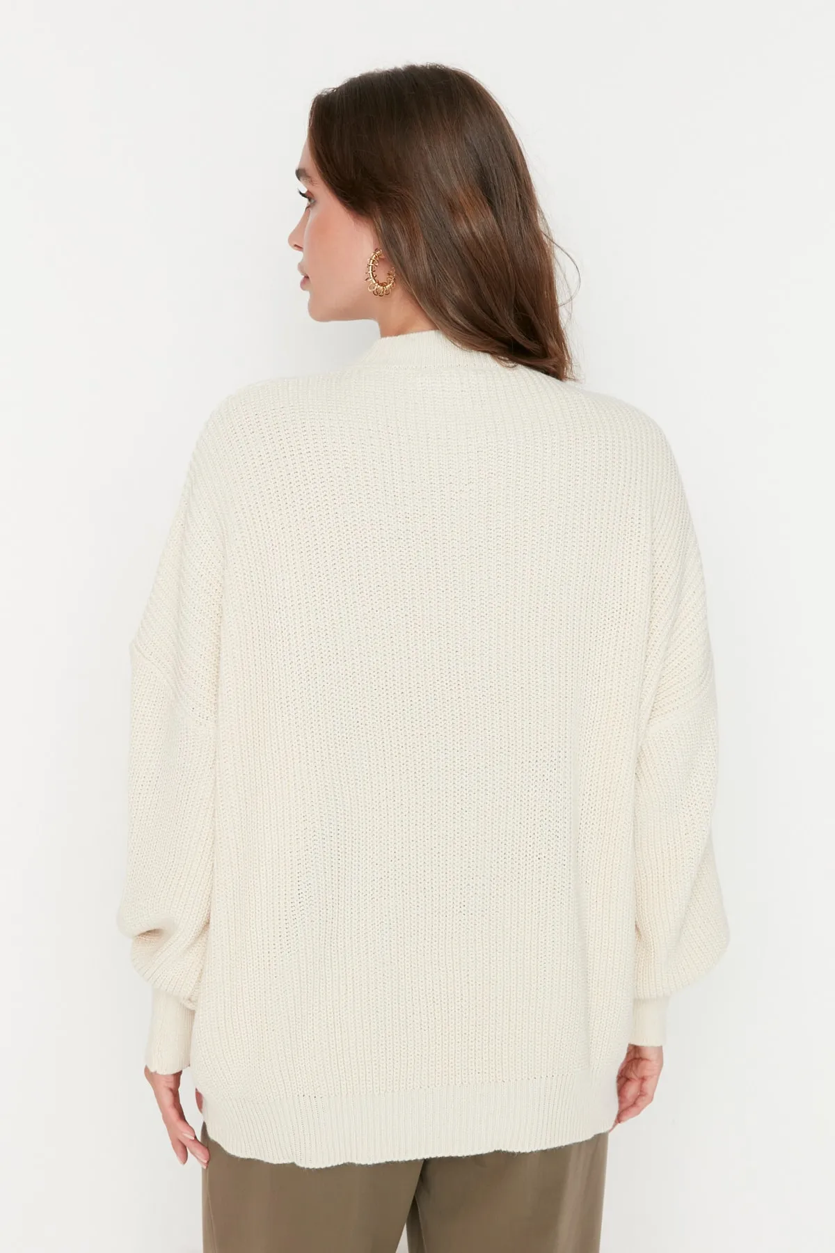 Trendyol Collection  Ecrufarbener Strickpullover mit Rundhalsausschnitt und weiter Passform TWOAW23KZ01448