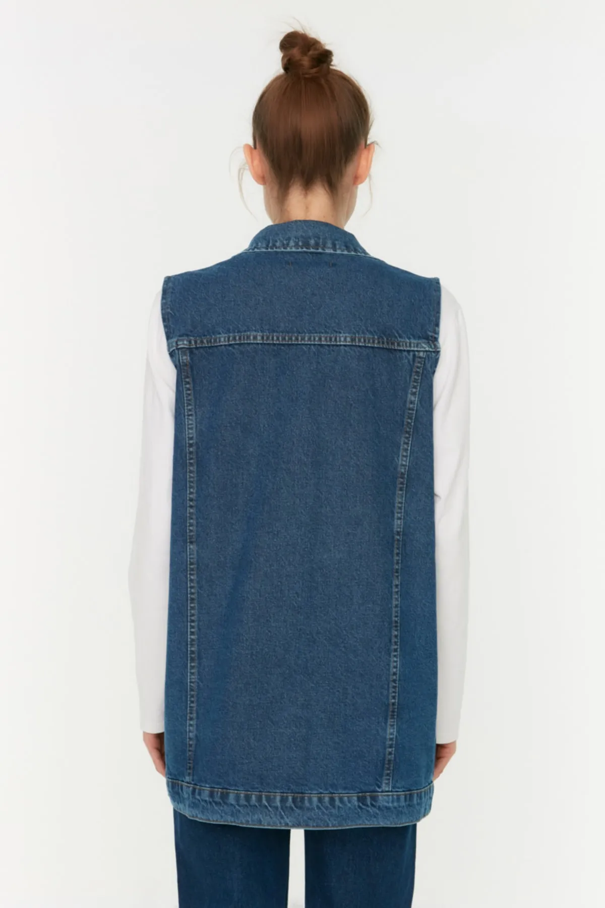 Trendyol Collection  Dunkelblaue Jeansweste aus 100 % Baumwolle mit Hemdkragen und Taschendetail TCTAW22CK0006