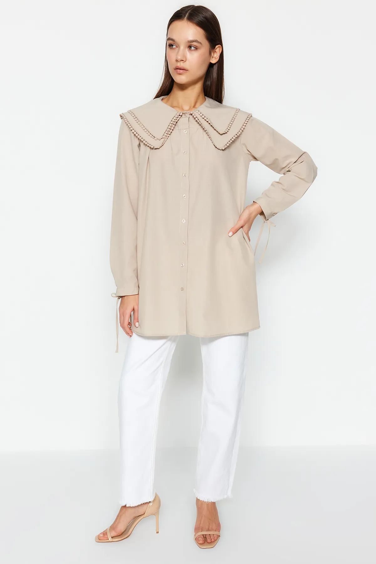 Trendyol Modest  Gewebtes Hemd mit Steinkragen und Bommeldetails TCTSS22GO0335