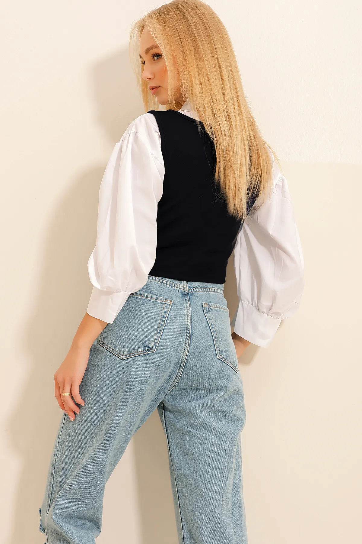 Trend Alaçatı Stili  Schwarze kurze Weste mit Herzkragen und Knopfleiste für Damen ALC-X11053
