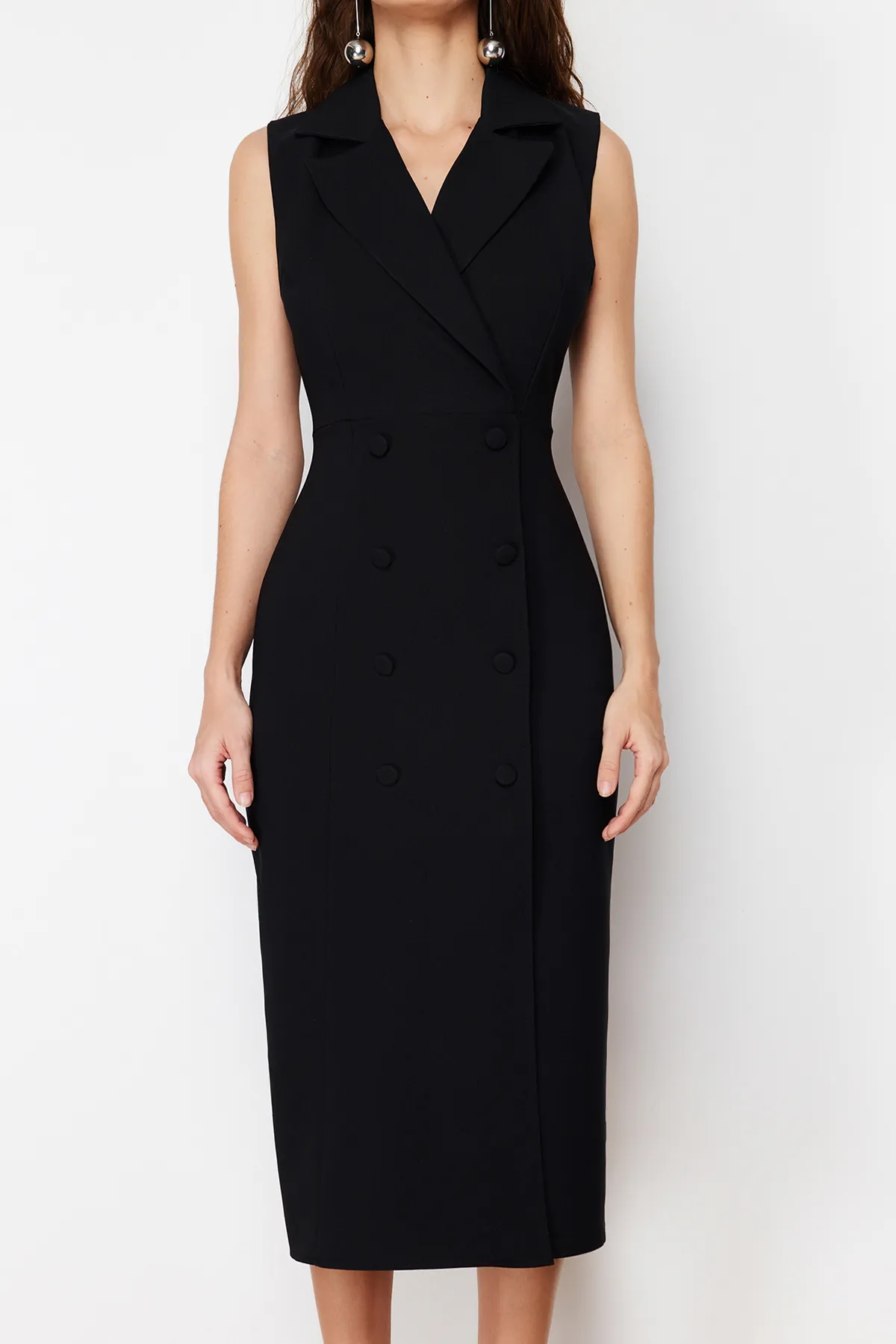 Trendyol Collection  Schwarzes, körperbetontes, ärmelloses Midi-Webkleid mit Knopfdetail und zweireihigem Kragen TWOSS24EL00616
