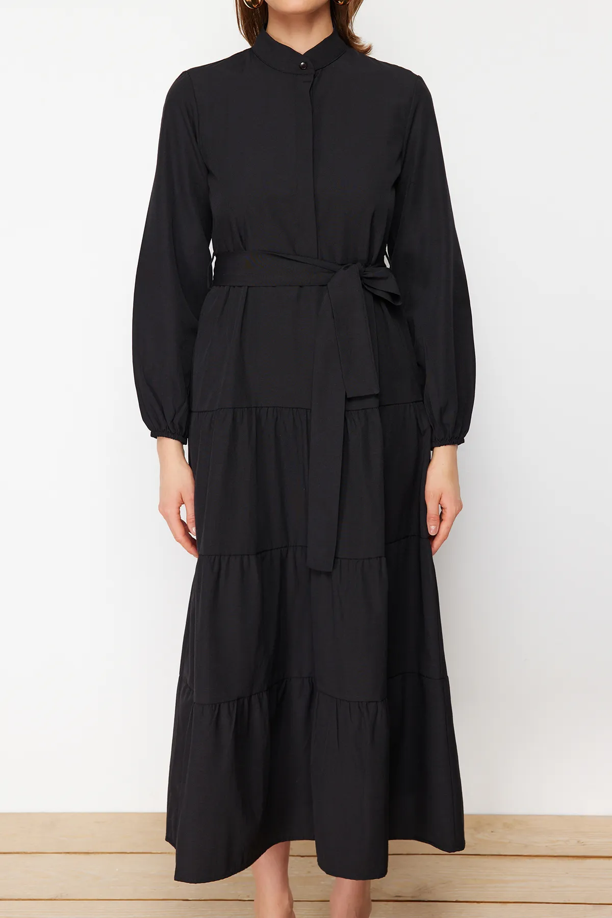 Trendyol Modest  Schwarzes gewebtes Kleid mit Gürtel, Chief-Kragen und Knopfdetail TCTSS21EL3343