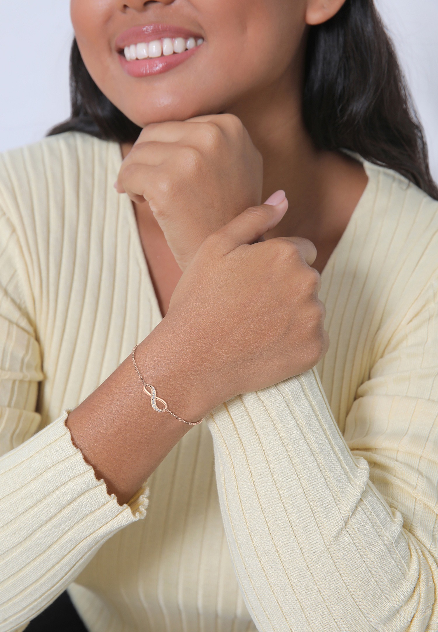 Ženski simbol neskončnosti Elli s kristali kubičnih cirkonov iz sterling srebra 925