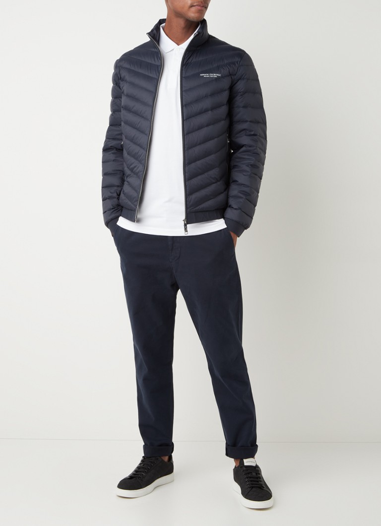 Pikowana kurtka Armani Exchange z wypełnieniem puchowym i kieszeniami zapinanymi na zamek.