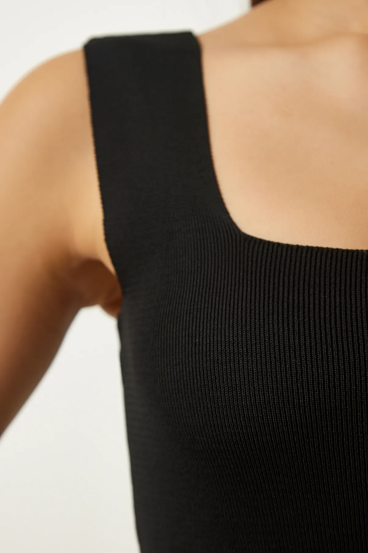 Happiness İstanbul  Schwarze Crop-Bluse aus Strick mit quadratischem Kragen für Damen US00358